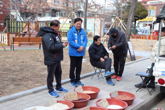 NSP통신-22일 김승원 예비후보가 조원시장에서 상인들과 대화를 하고 있다. (김승원예비후보선거사무소)