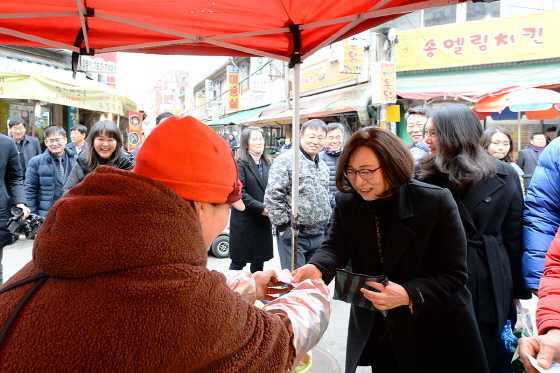 NSP통신-22일 은수미 성남시장(오른쪽)이 전통시장에서 물건을 구입한 후 지역화폐로 결제하고 있다. (성남시)