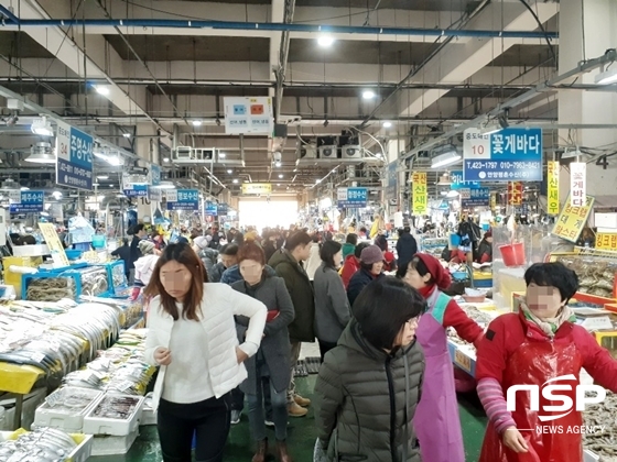 NSP통신-설을 앞둔 23일 안양농수산물도매시장이 제수용품을 사려는 시민들로 붐비고 있다. (남승진 기자)