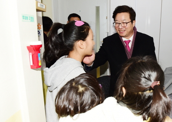 NSP통신-23일 염태영 시장이 수원나자렛을 찾아 아이들에게 인사하고 있다. (수원시)