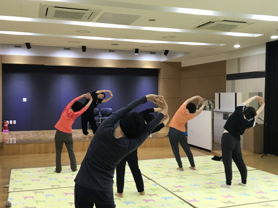 NSP통신-시민들이 기공체조를 하고 있다. (오산시)