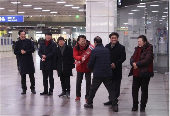 NSP통신-24일 김용남 국회의원 예비후보(왼쪽 네번째)가 시민과 인사를 하는 모습. (김용남예비후보 선거사무소)