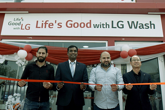NSP통신-LG전자가 25일 나이지리아 카노주(州)에 위치한 LG 브랜드샵의 일부 공간에 무료 세탁방인 라이프스 굿 위드 LG 워시(Lifes Good with LG Wash)를 열었다. 무료 세탁방 개소식에서 관계자들이 테이프 커팅을 하고 있다. (LG전자)