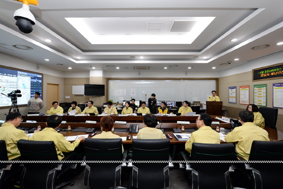 NSP통신-28일 성남시청 재난안전상황실에서 은수미 성남시장이 관계자들과 신종 코로나바이러스 선제 대응을 위한 대책 회의를 진행하고 있다. (성남시)
