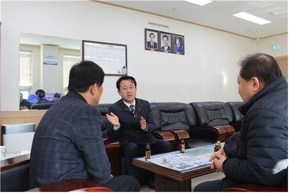 NSP통신-29일 김용남 예비후보(가운데)가 개인택시 조합을 방문해 대화를 하고 있다. (김용남예비후보 선거사무소)