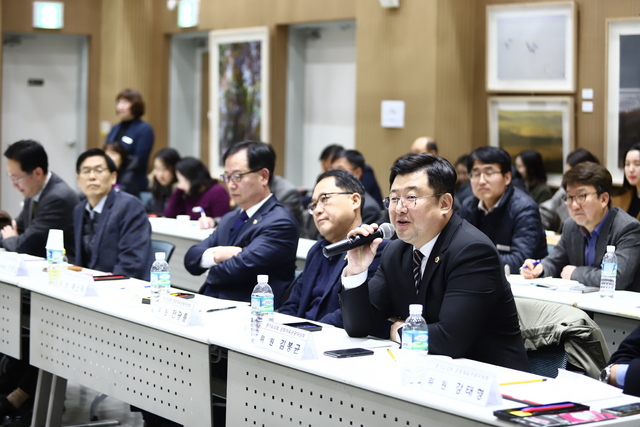 NSP통신-경기관광 활성화 포럼에서 김봉균 도의원이 발표하고 있다. (경기관광공사)