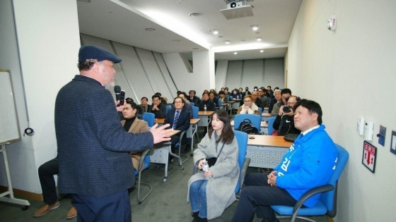 NSP통신-29일 오후 성남시의회 1층 세미나실에서 김용 예비후보가 바람직한 선거문화 정착을 위해 마련한 선거법 관련 특강에서 선거전문가 노민호 강사가 알기쉬운 선거법&선거를 주제로 강연하고 있다. (김용예비후보 캠프)