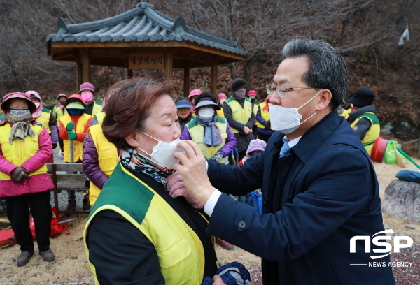 NSP통신-영양군은 30일 노인사회활동지원 사업현장에서 코로나바이러스 예방을 위한 긴급 교육과 예방 수칙을 안내했다. (영양군)