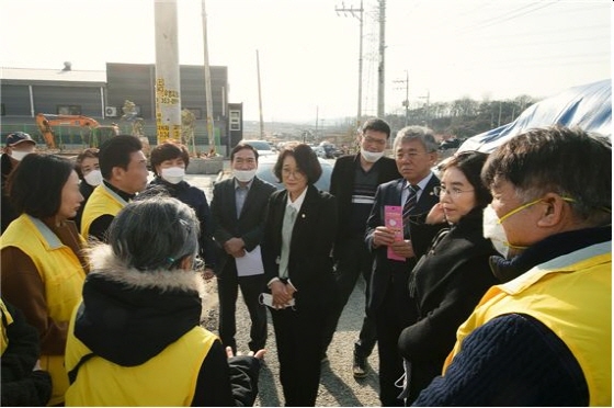 NSP통신-29일 경제환경위원회 위원들이 지역주민들의 건의사항을 청취하는 모습. (화성시의회)