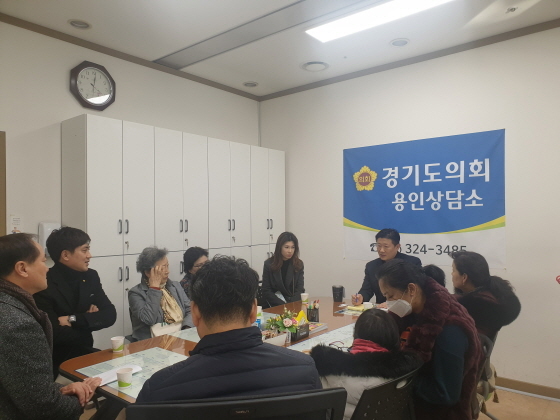 NSP통신-29일 경기도의회 용인상담소에서 지석환 경기도의원이 삼계고등학교 교장, 삼계리 전·현직 이장, 마을주민 등 관계자들과 85번 버스 증차 관련 간담회를 진행하고 있다. (경기도의회)