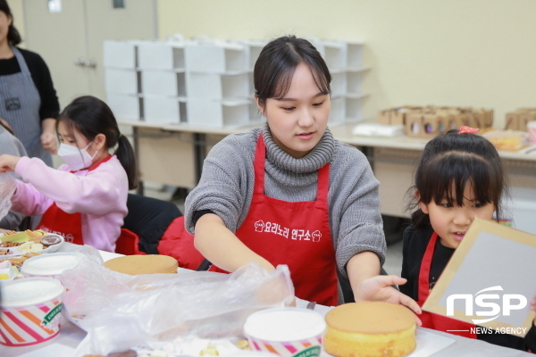 NSP통신-지난 30일 대구가톨릭대가 주최한 푸드테라피 프로그램에서 재학생 자원봉사자와 지역아동센터 어린이들이 음식을 만들고 있다. (대구가톨릭대학교)