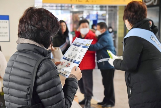 NSP통신-경기 시흥시(시장 임병택)가 신종 코로나바이러스로부터 시민들을 보호하기 위해 정확한 정보를 제공하는 등 예방활동을 전개하고 있다. (시흥시)