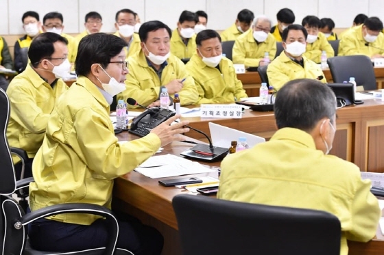 NSP통신-염태영 수원시장 주재로 비상대책회의가 진행되고 있다. (수원시)