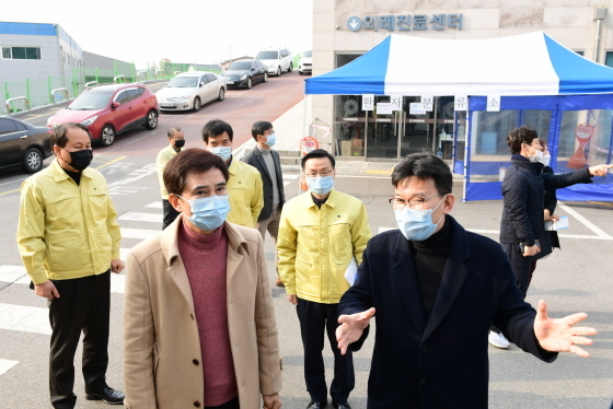 NSP통신-2일 서철모 화성시장(왼쪽)이 선별진료소를 방문해 현장 브리핑을 받고 있다. (화성시)