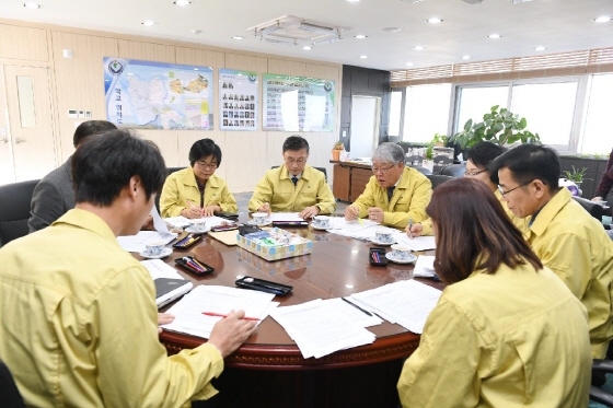 NSP통신-3일 정하영 김포시장이 김포교육지원청을 방문해 정경동 교육장을 비롯한 관계자들과 신종 코로나 바이러스 확산방지 대책을 논의하고 있다. (김포시)