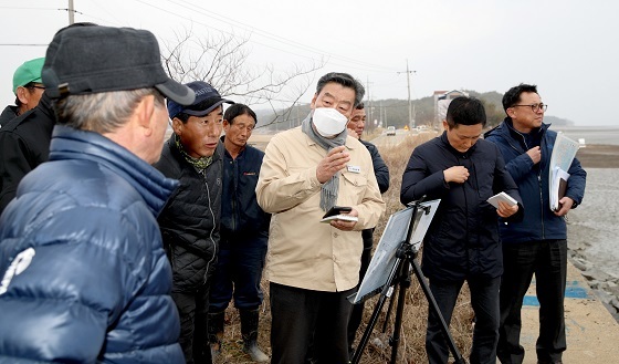 NSP통신-▲가세로 군수가 군민과의 대화 건의사항에 대한 현장을 직접 방문했다. (태안군)