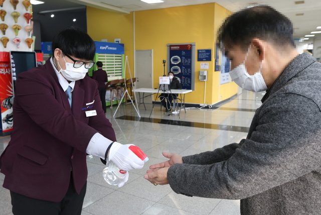 NSP통신-광명 스피돔 출입구 직원이 입장하는 고객에게 손소독제 스프레이를 뿌려주고 있다. 뒤에는 열화상 카메라로 출입하는 고객들의 온도를 체크하고 있다. (경륜경정총괄본부)