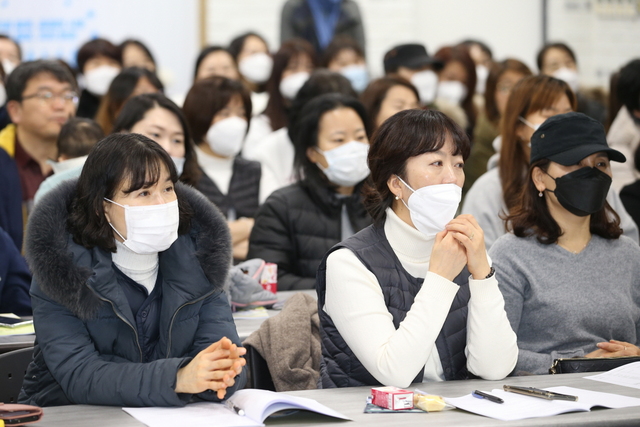 NSP통신-1일 개최된 아이쿱생협 정기총회 행사 참여자들이 마스크를 착용하고 있다. (광명시)