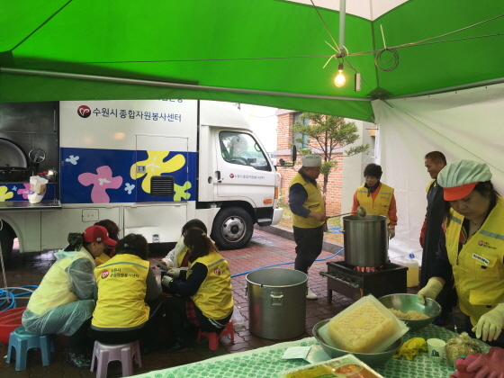 NSP통신-지난해 4월 고성 산불 당시 사랑의 밥차 자원봉사 모습. (수원시)