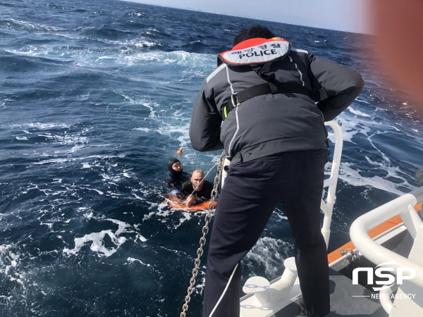 NSP통신-동해해경이 해상에 추락한 러시아 선원을 구조하고 있다. (동해해양경찰서)