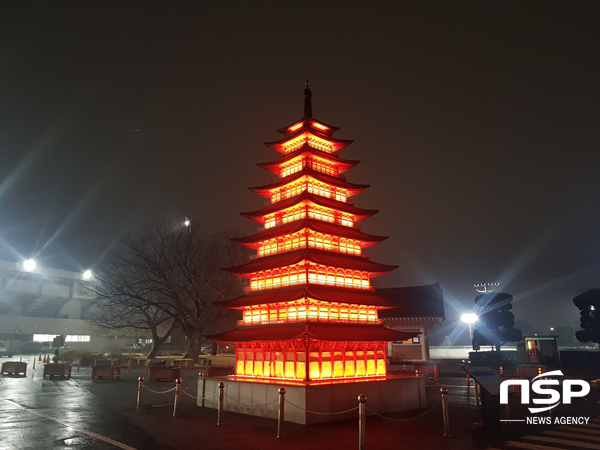 NSP통신-경주시 황성공원 황룡사9층목탑 LED 조명 점등 모습. (경주시)