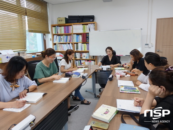 NSP통신-의성군은 의성군립도서관이 독서인구 확대와 군민소통을 위해 함께읽기 북클럽의 회원을 모집한다고 밝혔다. (의성군)