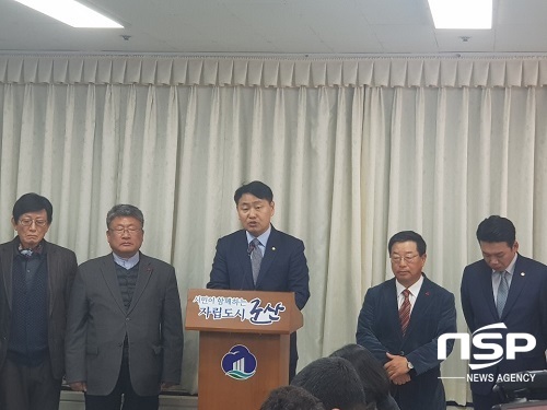 NSP통신-6일 김관영 의원(가운데)이 군산시청 브리핑룸에서 기자회견을 갖고 바른미래당을 탈당하고 21대 총선에서 무소속 출마를 선언하고 있다.