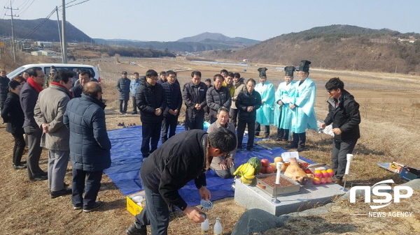 NSP통신-영양군 석보면석맥회(회장 장완수)는 지역 전통문화인 장승제를 계승 발전시키고 한 해 농사의 풍년과 지역주민의 안녕을 기원하며, 지역민들의 단합과 화합을 도모하고자 7일 석보면 지경리에 위치한 장승공원에서 2020년 석보면 장승제 를 올렸다 (영양군)