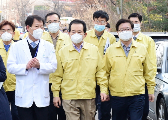 NSP통신-8일 염태영 시장(오른쪽)이 정세균 총리와 함께 경기도의료원 수원병원을 시찰하고 있다. (수원시)