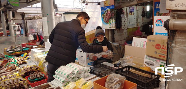 NSP통신-경주시가 신종 코로나바이러스 감염증에 대한 위기경보에 따라 선제적 대응을 위해 지난 5일과 6일 양일간 다중이용시설, 노유자시설 예방활동사항에 대해 표본점검을 실시하고 있다. (경주시)