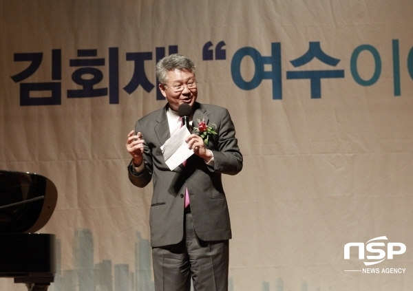 -지난해 12월 9일 김회재 예비후보가 여수이야기 출판기념회및 북콘서트에서 대화하고 있다.