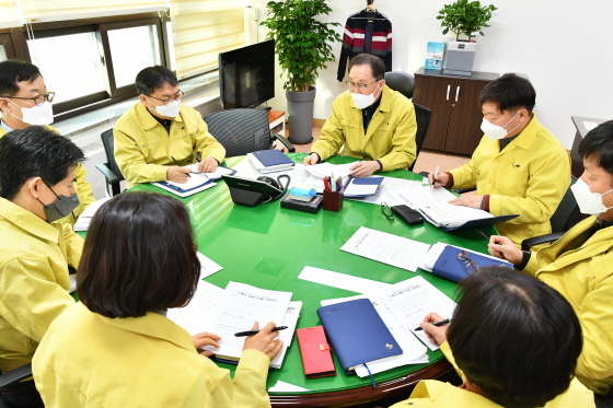 NSP통신-신종 코로나바이러스 감염증 대응 수원시 경제 T/F 팀이 회의를 하고 있다. (수원시)