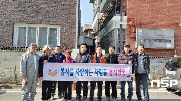 NSP통신-구미시에서는 지난 8일 봉사를 사랑하는 사람들의 모임(회장 손상구) 10명이 참여해 도량동 기초생활보장수급 가구에 주거환경개선 봉사활동을 실시했다 (구미시)