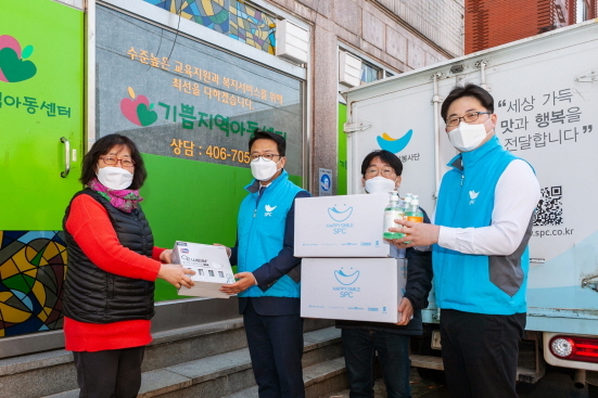 NSP통신-SPC행복한재단 관계자들이 지역아동센터에 신종 코로나 바이러스 예방용품을 전달하고 있다. (SPC그룹 제공)