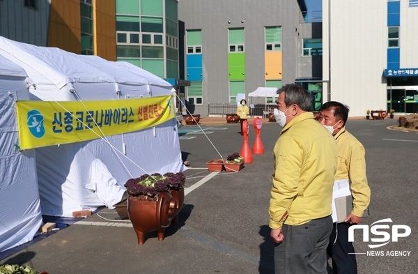 NSP통신-유근기 곡성군수(사진 맨 앞)가 신종 코로나바이러스 대응 태세를 점검하고 있다. (곡성군)