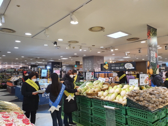 NSP통신-성남시 야탑동 K업소에서 관계 공무원들이 식중독균 등 안전성 검사를 위해 수거대상 품목을 확인하고 있다. (성남시)