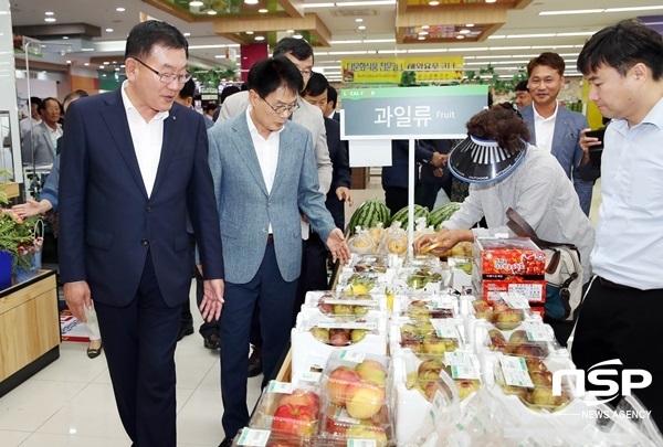 NSP통신-이승옥 강진군수가 로컬푸드직매장을 돌아보고 있다. (강진군)