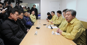 [NSP PHOTO]송한준 경기도의장, 우한 3차 교민 포용한 이천지역 방문