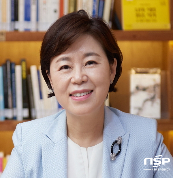 NSP통신-김정재 의원(자유한국당·포항 북구)은 특별감찰 대상자 확대, 대통령 배출 정당을 제외한 국회가 특별감찰관 후보자를 추천토록 하는 특별감찰관법 일부개정 법률안 을 발의하며, 3년째 공석인 청와대 특별감찰관의 임명과 특별감찰관법 개정안의 조속한 국회 통과를 촉구했다. (김정재의원실)