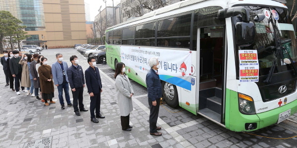 NSP통신-DGB대구은행 임직원들이 자발적으로 사랑의 헌혈 운동에 참여하고 있다. (DGB대구은행)