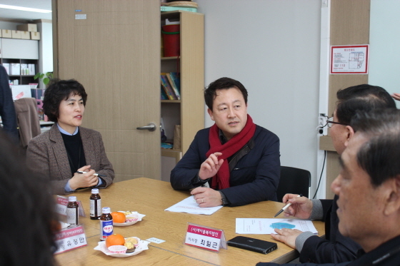 NSP통신-14일 김용남 국회의원 예비후보(가운데)가 에이블 복지법인을 방문해 관계자들과 간담회를 하고 있다. (김용남예비후보 선거사무소)