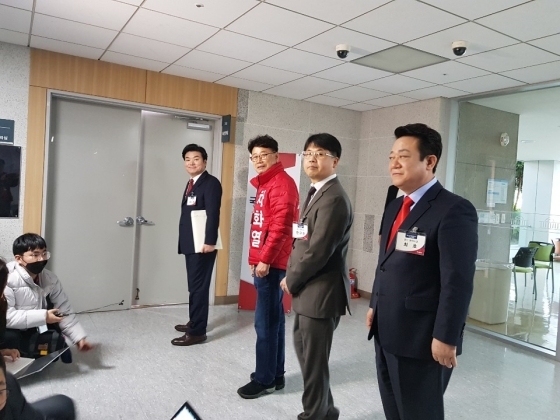 NSP통신-14일 자유한국당 공관위 면접에 나서는 원유철 국회의원(왼쪽 첫번째). (강은태 기자)
