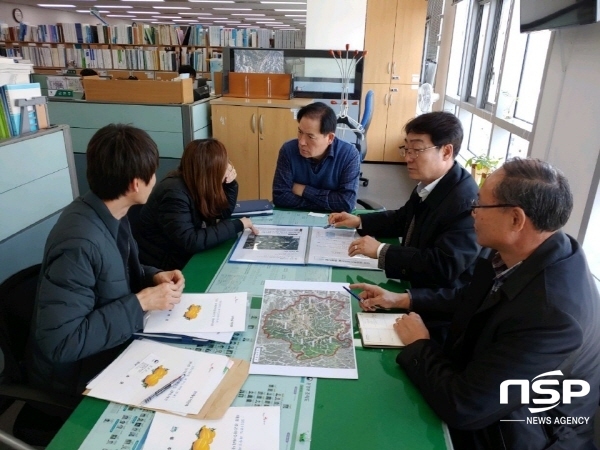 NSP통신-17일 성주군 상하수도사업소 예산확보건으로 환경부를 방문해 신규 사업에 대한 필요성과 예산확보에 협조를 요청하고 있다. (성주군)