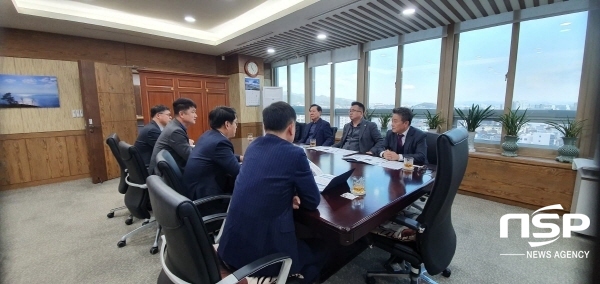 NSP통신-지난 17일 김병수 울릉군수, 정성환 울릉군의회 의장, 남진복 경북도의회 의원이  김영관 경북지방우정청장을 찾아 우체국 경영합리화 방침에 폐국을 계획하고있는 울릉저동우체국 존치를 건의하고 있다. (울릉군)