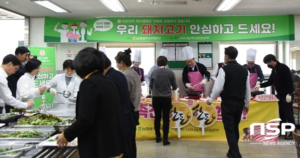 NSP통신-농협광주본부가 18일 구내식당에서 개최한 국내산 돼지고기 소비촉진 캠페인. (농협광주본부)