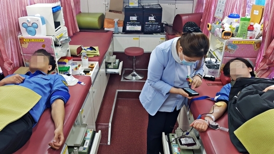 NSP통신-18일 평택해양경찰서 경찰관들이 대한적십자사 경기 혈액원의 헌혈 버스에서 헌혈을 하고 있다. (평택해양경찰서)