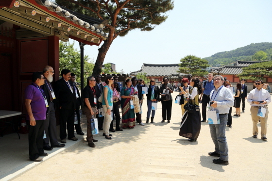 NSP통신-문환관광해설사가 외국인들에게 우리 문화유산을 설명하고 있다. (수원시문화재단)