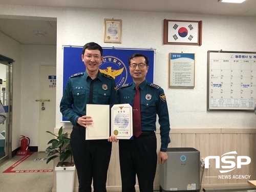 NSP통신-19일 임상준 전북 군산경찰서장(오른쪽)이 관내 은파지구대를 방문해 상습건조물침입절도범을 검거한 은파지구대 안태오 순경에게 즉상을 수여하고 있다.