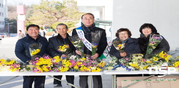 NSP통신-구미시는 19일 구미시청 본관 출입문 앞에서 농협중앙회구미시지부와 합동으로 출근길 시청직원들에게 꽃다발 300여개를 나누어 주는 꽃 나눔행사를 실시했다. (구미시)