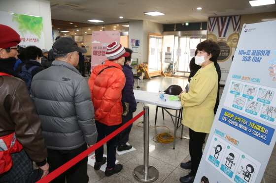 NSP통신-20일 조명자 수원시의회 의장(우측)이 노인들에게 코로나19 예방 수칙을 안내하고 있다. (수원시의회)